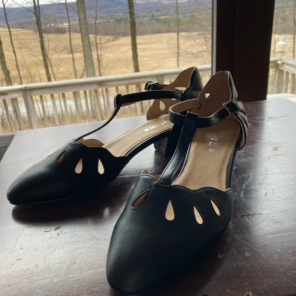 Cute low heel. New condition still has original stickers on bottom  no scuffs.
